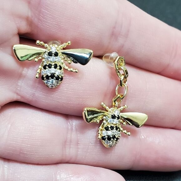 Gold tone bee earrings - Picture 5 of 7